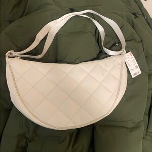 Brand new UNIQLO Round Shoulder Bag | Quilted
Color: 01 OFF WHITE